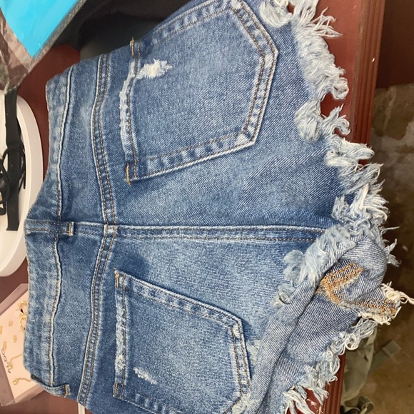 Cute Pacsun ripped Jean shorts- Sz25 - Picture 2 of 3
